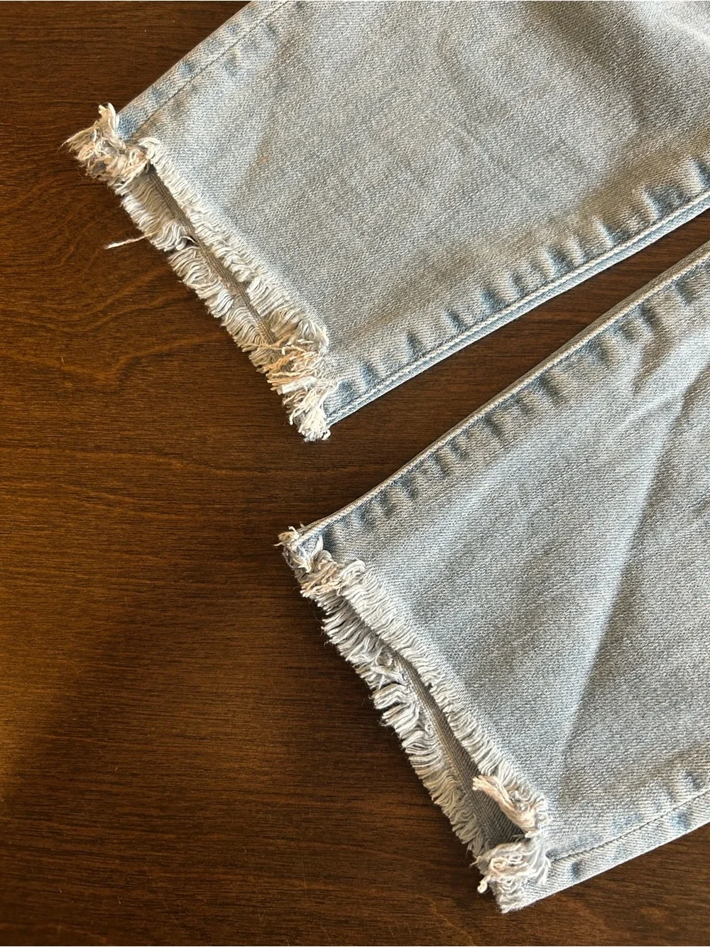 Abercrombie Harper Ankle Sz 6 Short Light Wash Distressed Jeans with Frayed Hem